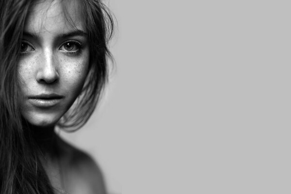 Originalité des taches de rousseur fille avec portrait sur fond noir et blanc