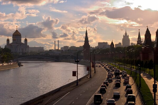 Rivière de Moscou près du Kremlin et de la Cathédrale du Christ-Sauveur