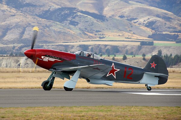 Avión monomotor Yak-3 con estrella roja