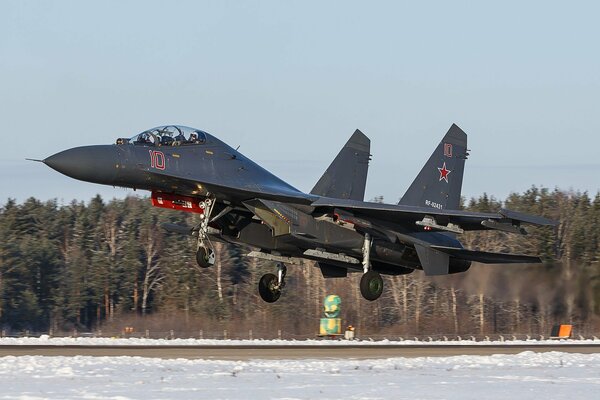 Supermaneuverable Su-35 jet in winter