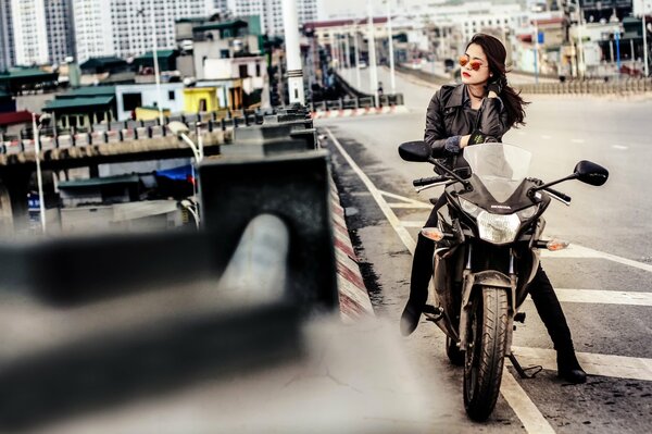 Hermosa chica en una motocicleta Honda