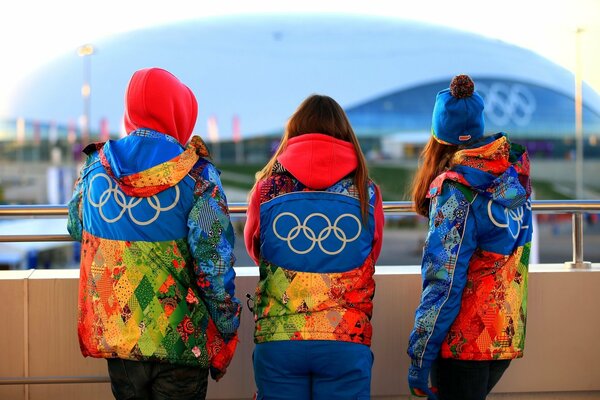 Voluntarios vestidos con símbolos de los juegos Olímpicos de Sochi 2014