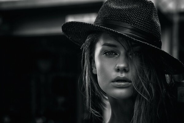 Hermosa chica con un sombrero blanco y negro retrato