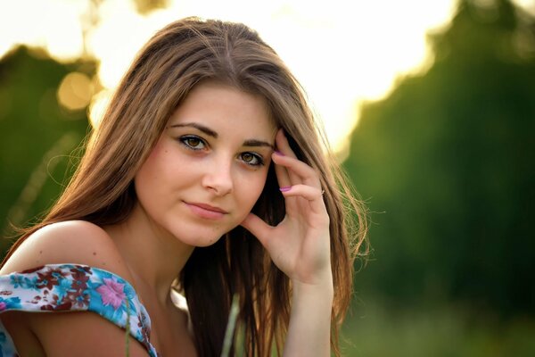 Ragazza dagli occhi Marroni sullo sfondo della natura