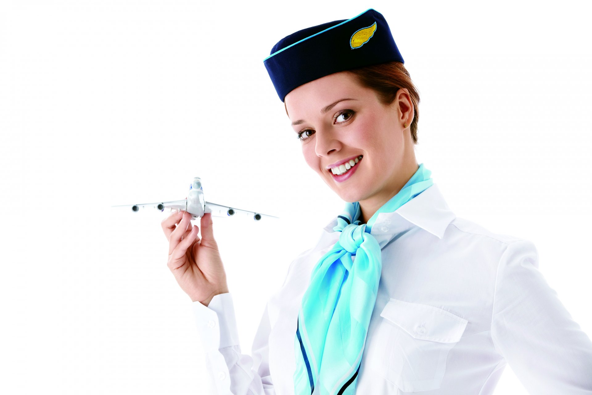 estilo azafata hermosa azafata uniforme sonrisa positivo en mano modelo juguete avión blanco fondo ✈