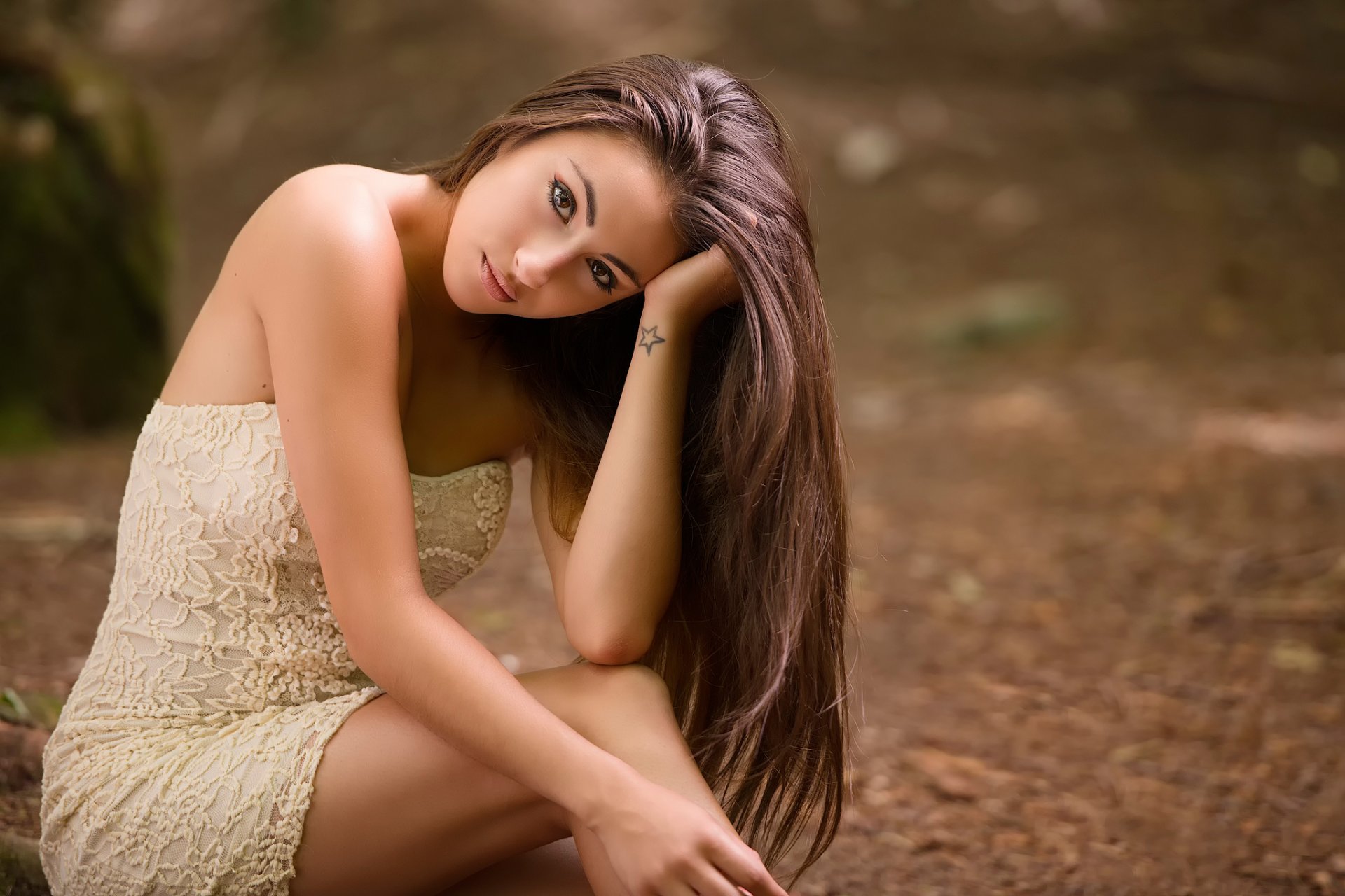 karolane occhi marroni capelli sguardo tatuaggio