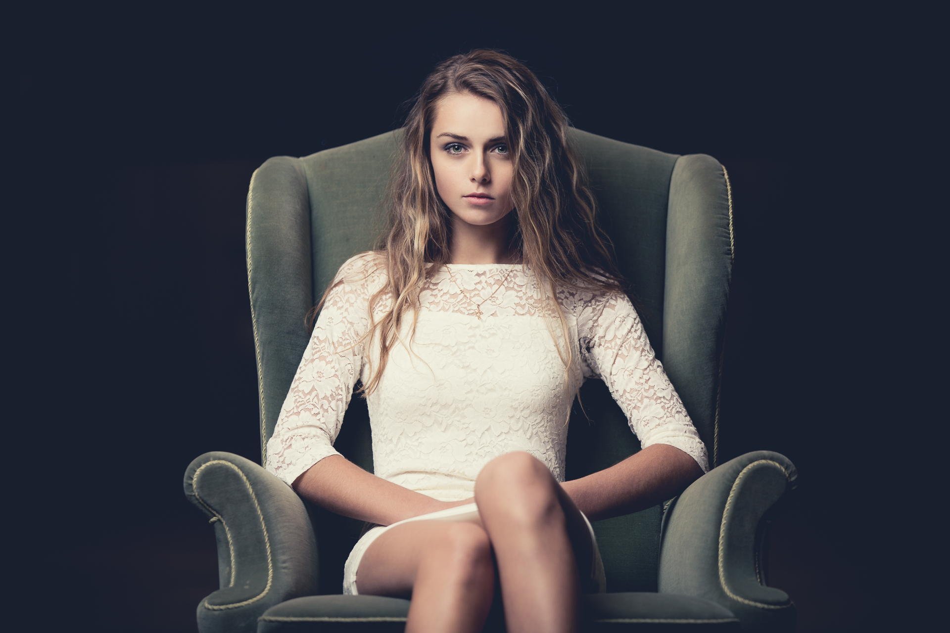 fille portrait fauteuil