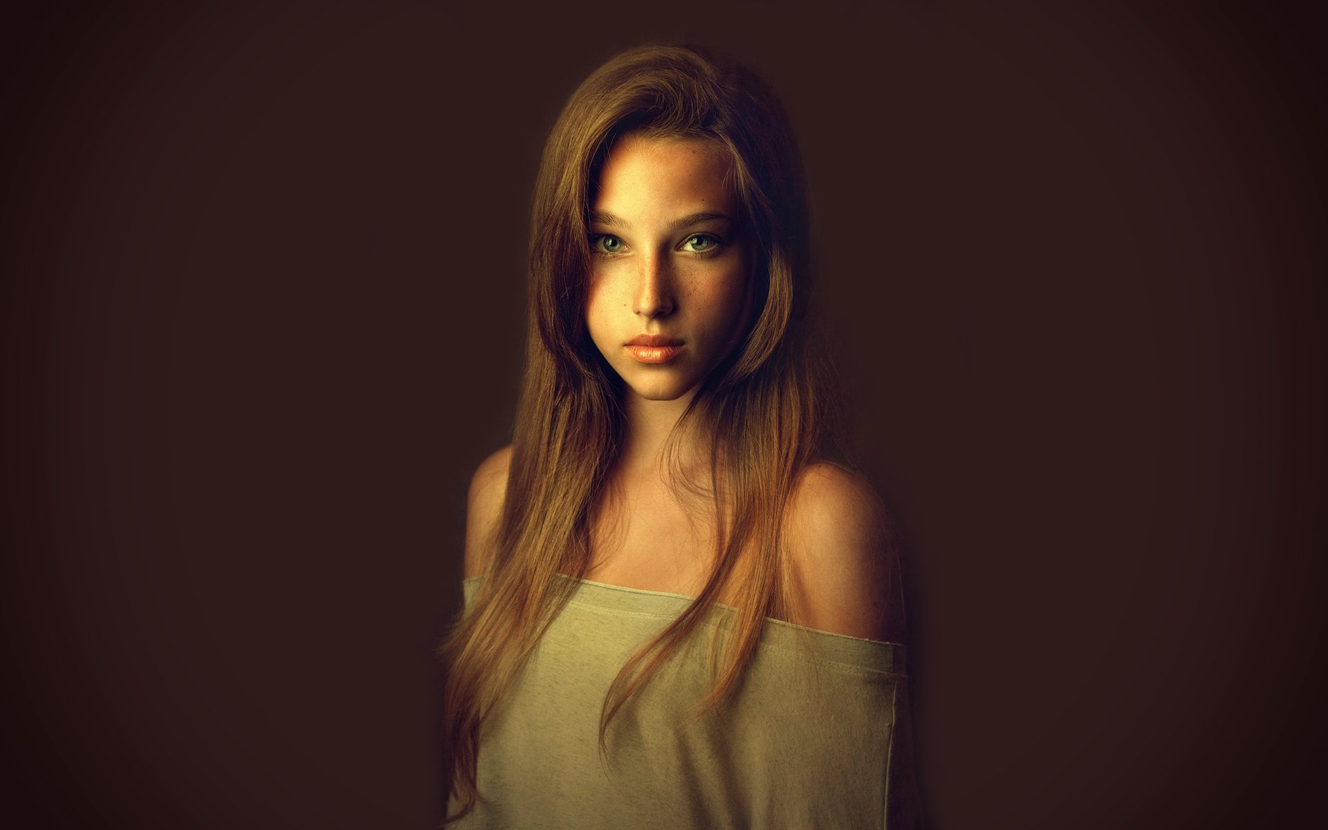 portrait élégant fille tanya taches de rousseur fond
