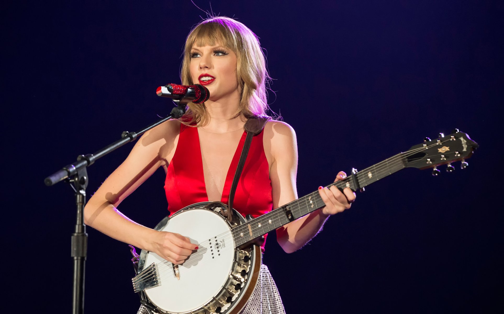 taylor swift concierto micrófono banjo