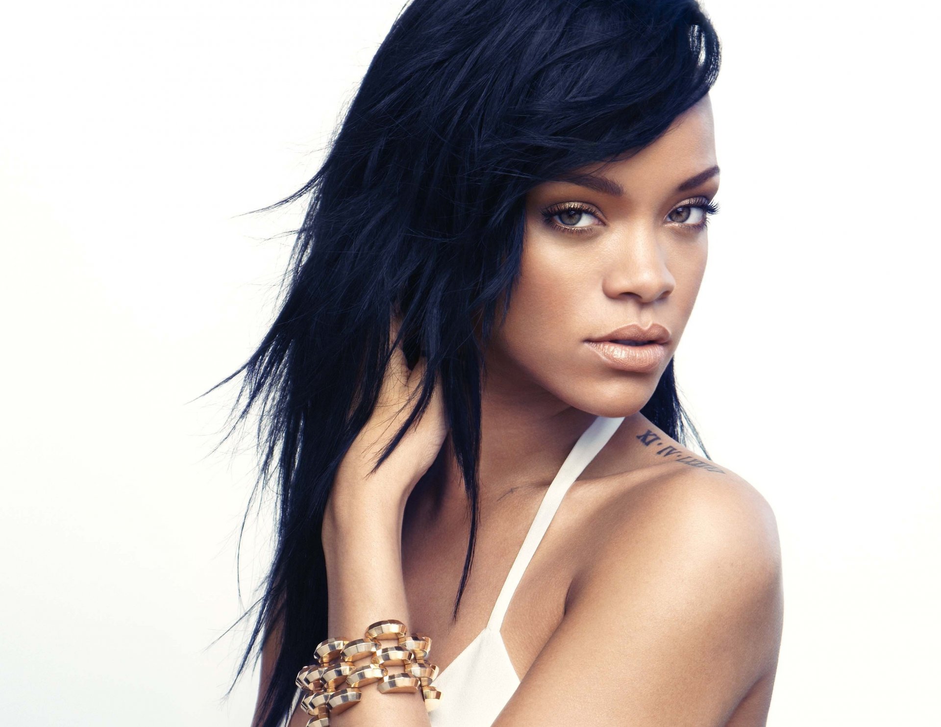 rihanna cantante mirada cara pelo tatuaje pulsera fondo blanco