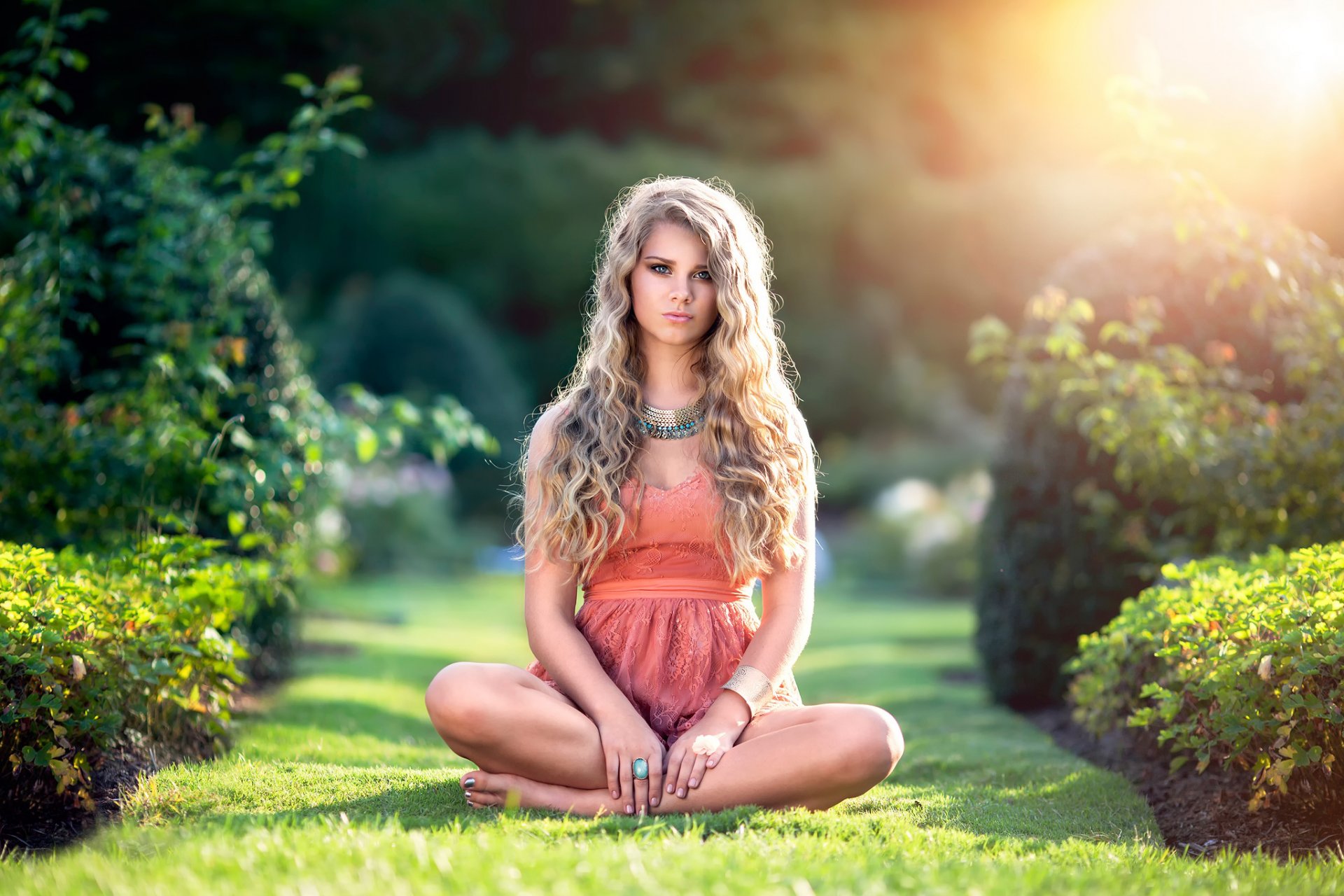 portrait vue boucles fille beauté robe été lumière du soleil herbe beauté