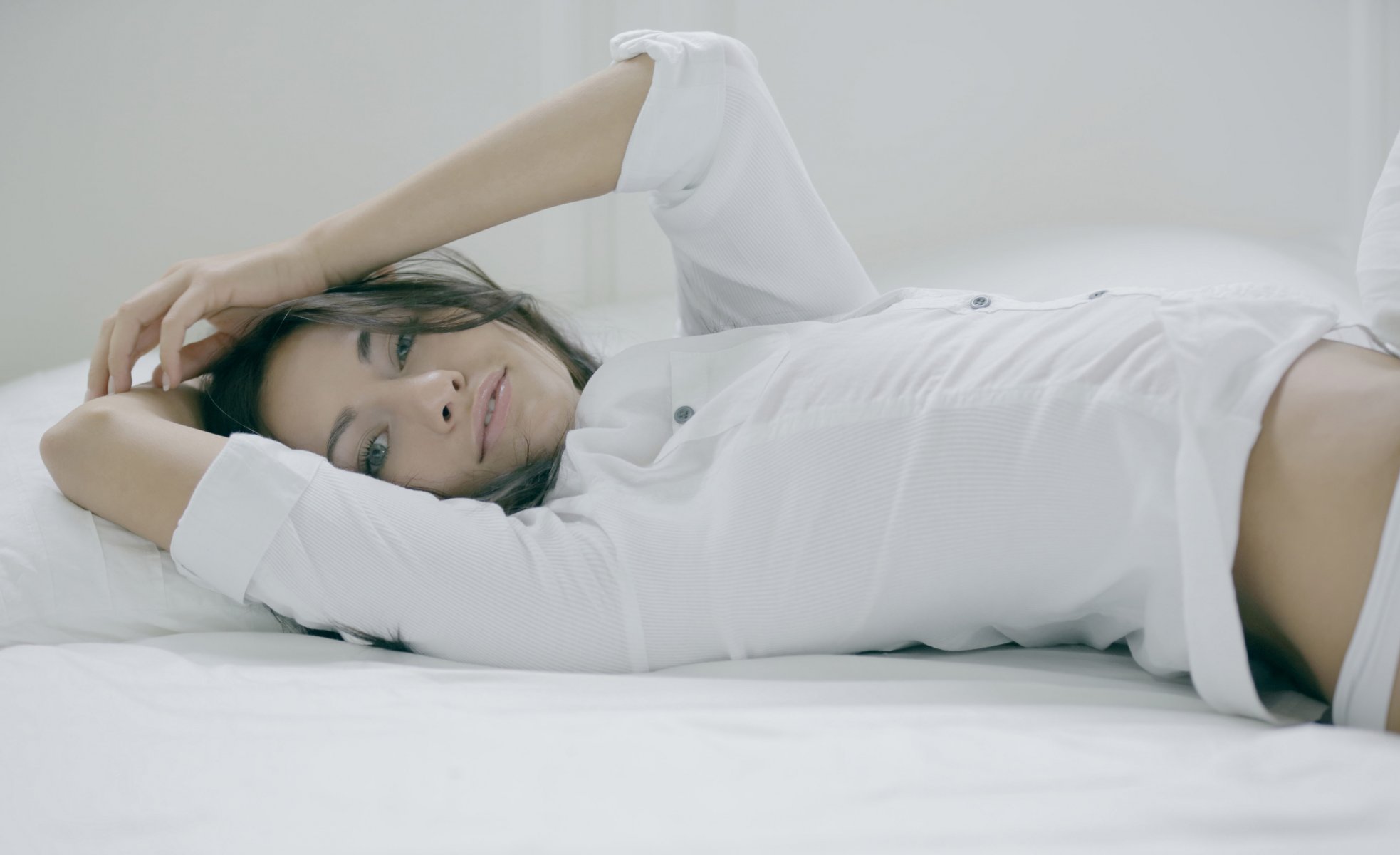 michaela isizzu model mila k mädchen sexy braunhaarig zart romantik bett schönheit zärtlichkeit