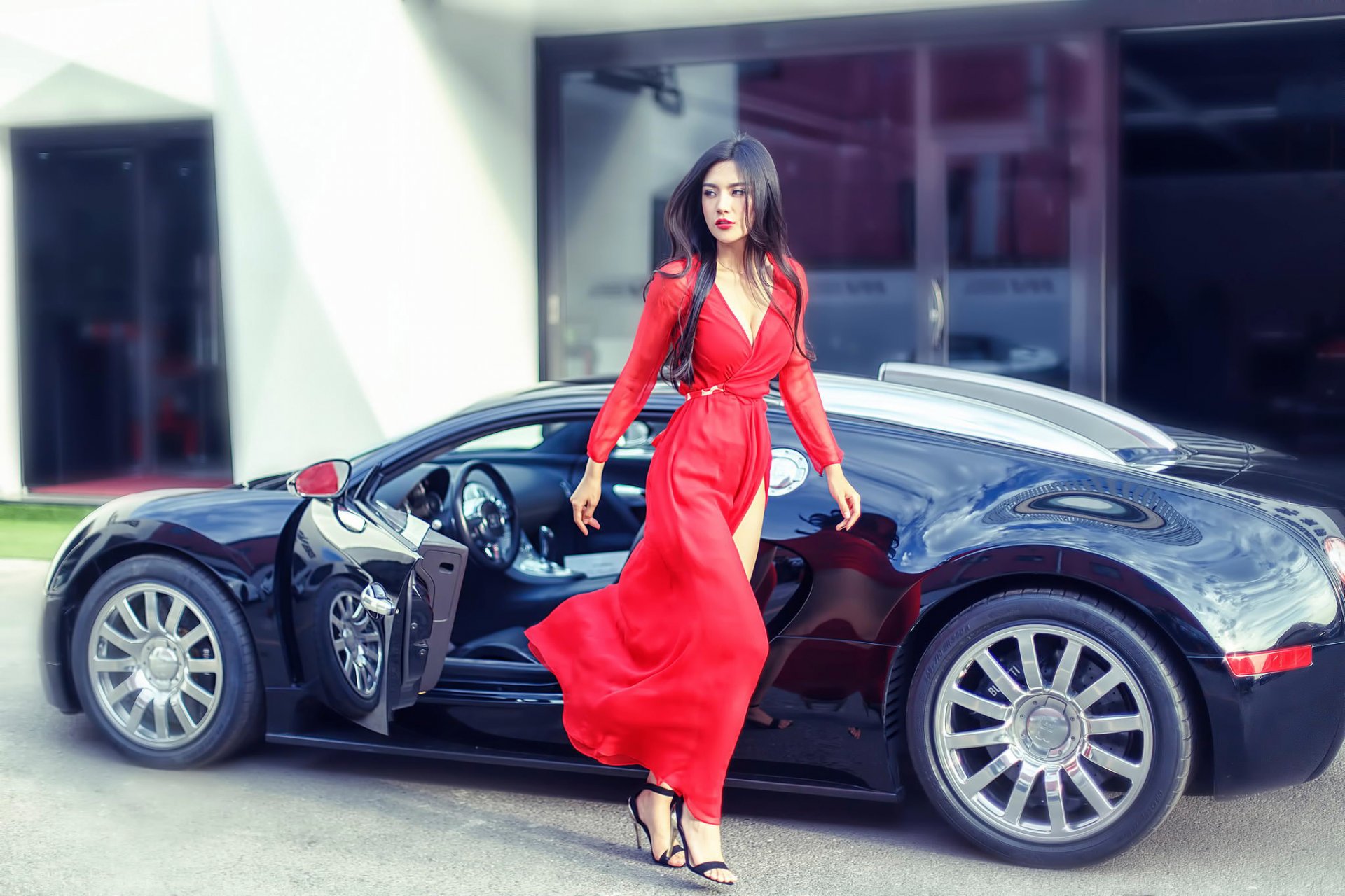 fille en rouge démarche voiture bugatti