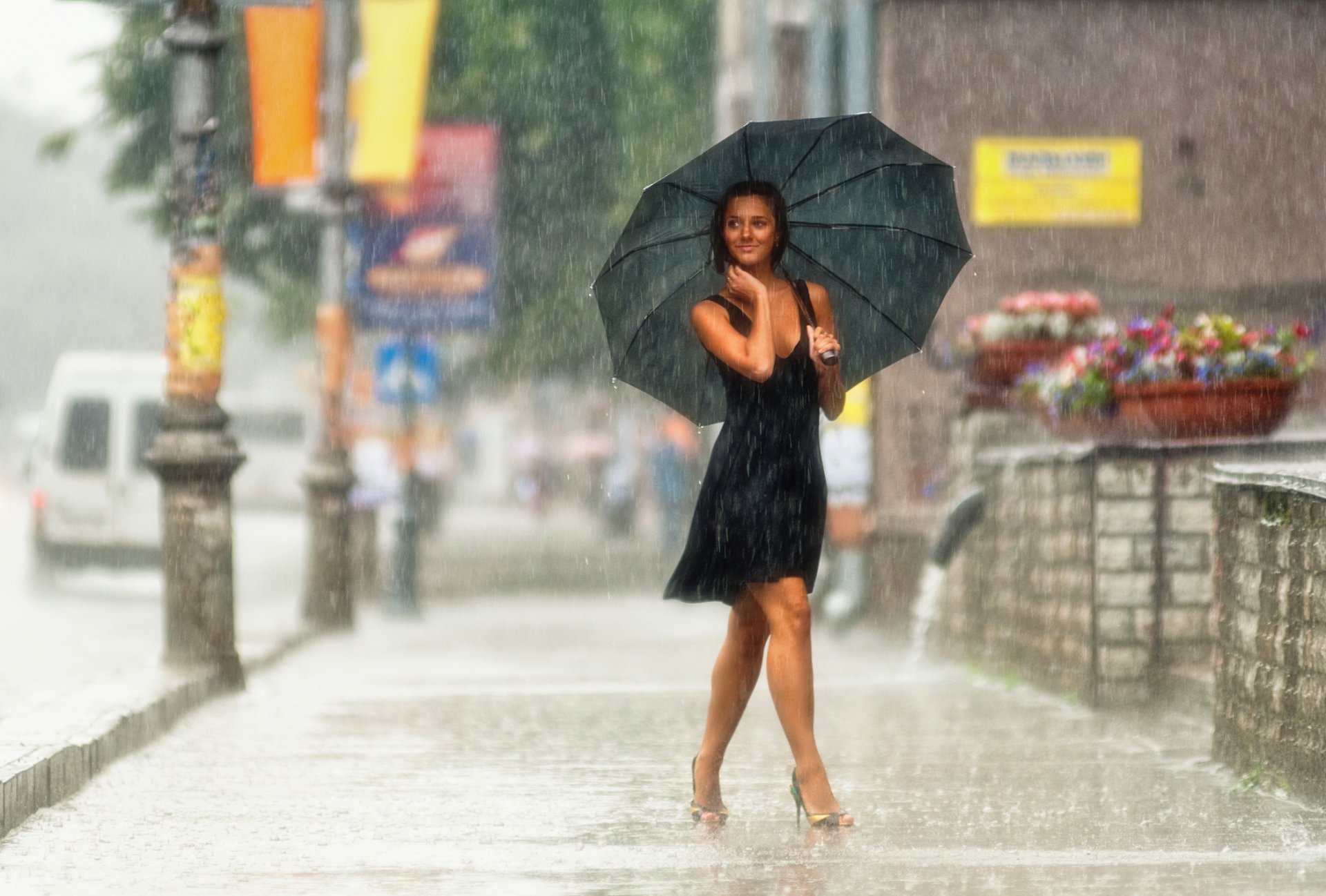 regen stadt straße stimmung mädchen lächeln foto fokus schönheit brünette füße beine zu fuß regenschirm schuhe kleid stimmung hintergrundbilder hd