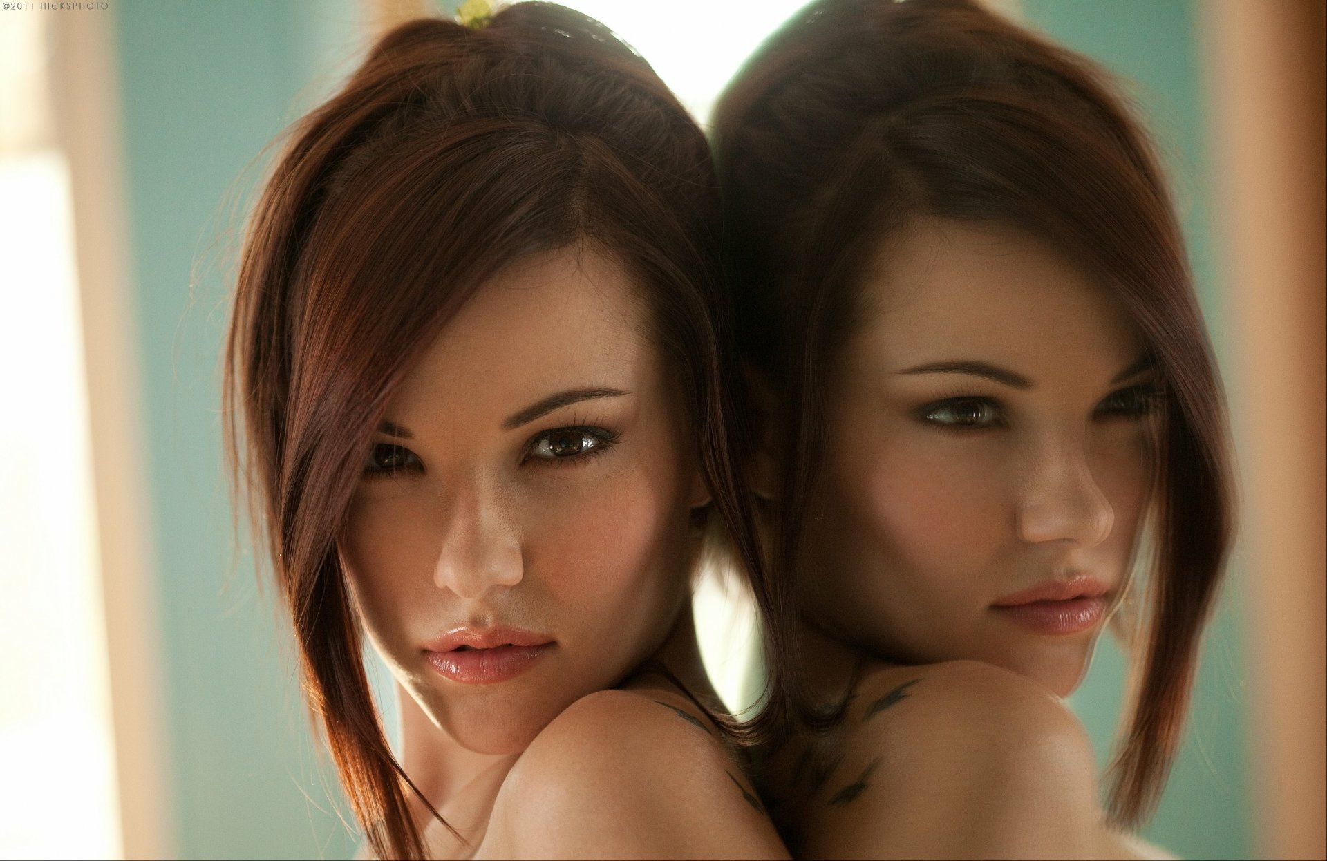 elizabeth marx brunette visage yeux regard mignon tatouage miroir fille
