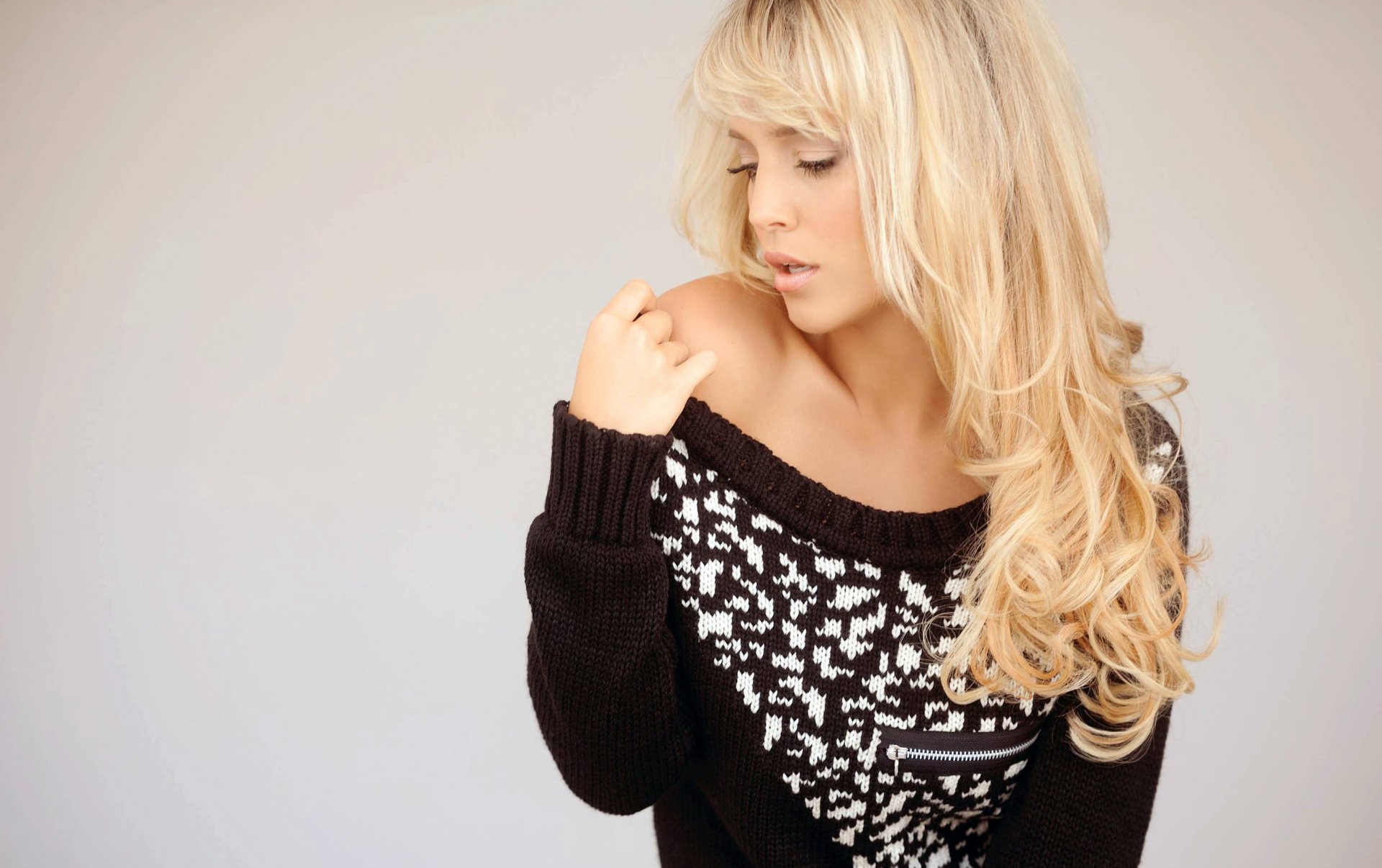 luisana lopilato luisana lopilato attrice ragazza bionda modello viso capelli lunghi riccioli spalle maglione nero modello