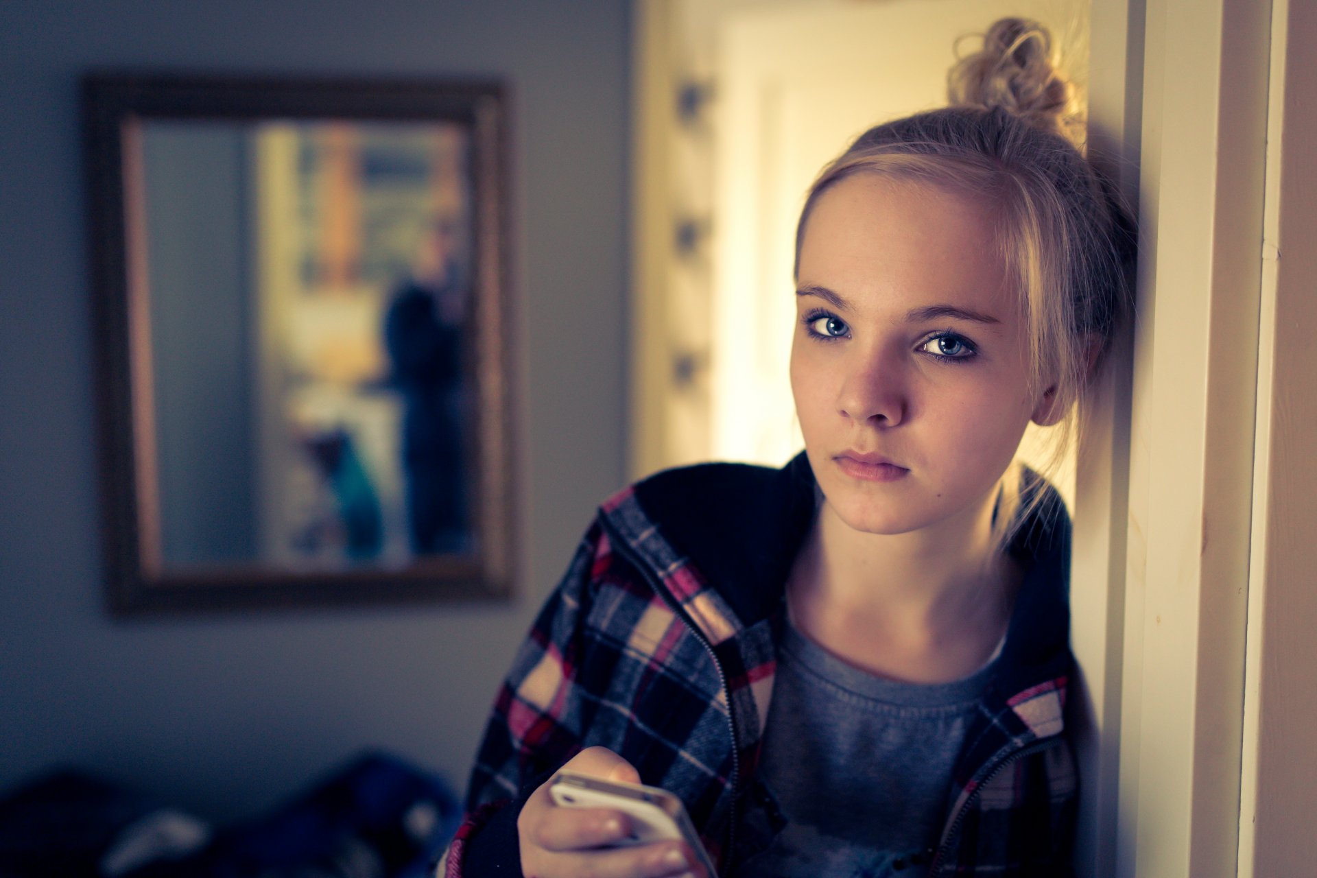 teenager porträt blick iphone