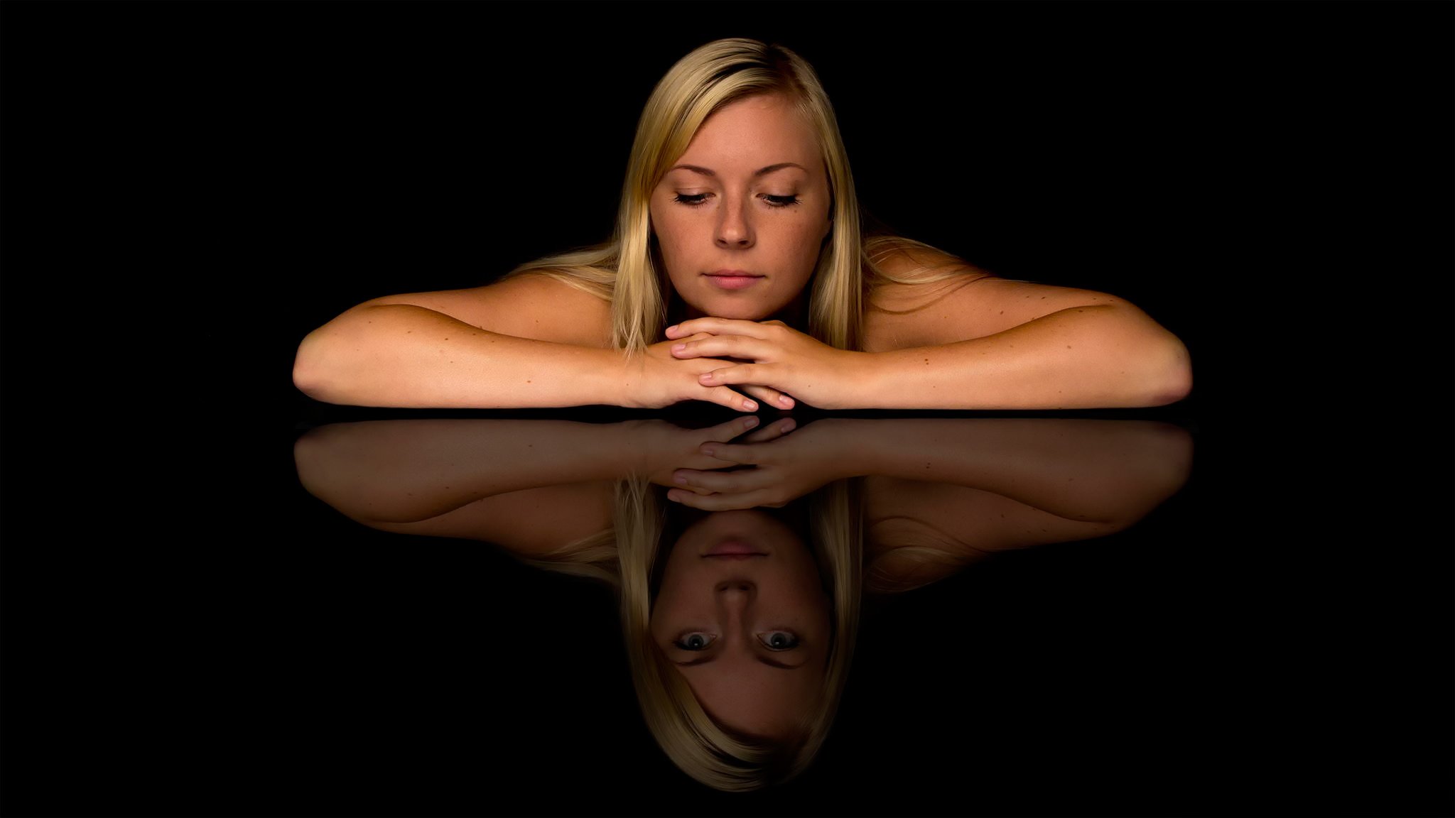 reflexion spaltung mädchen blick