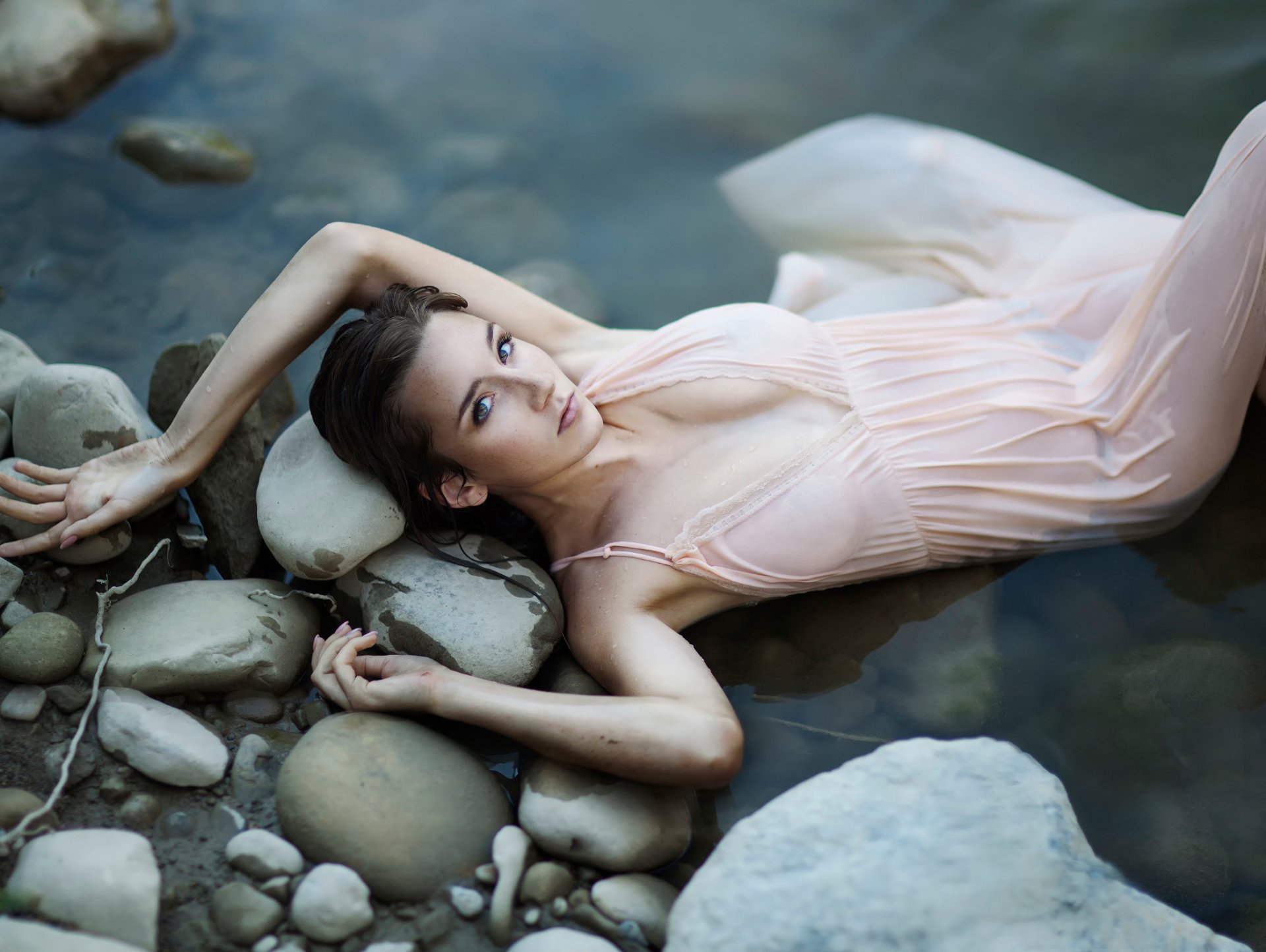 sirena chica mojado en el agua