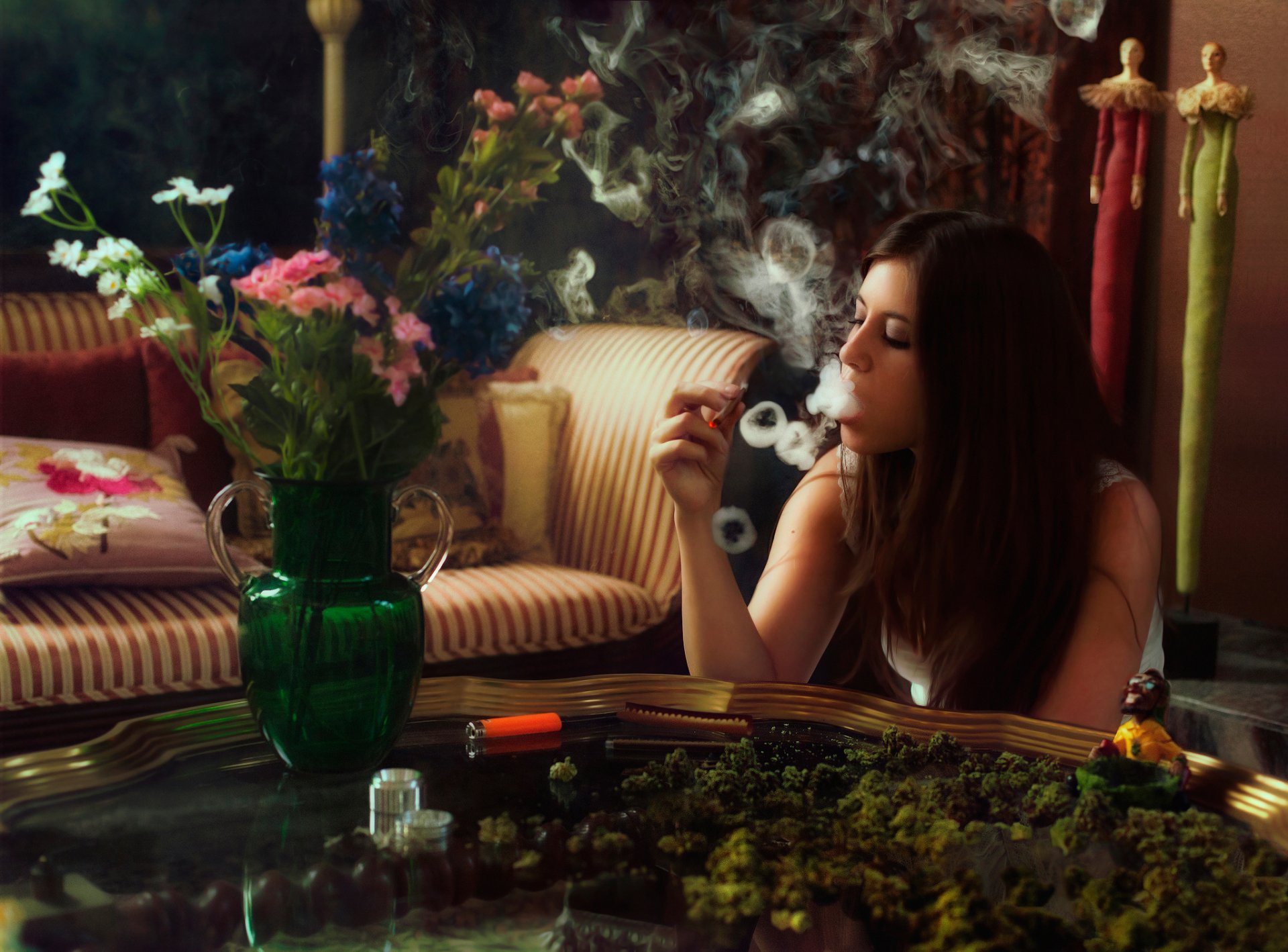 ragazza fumo canna fumo anelli tavolo vaso fiori estinguere canapa