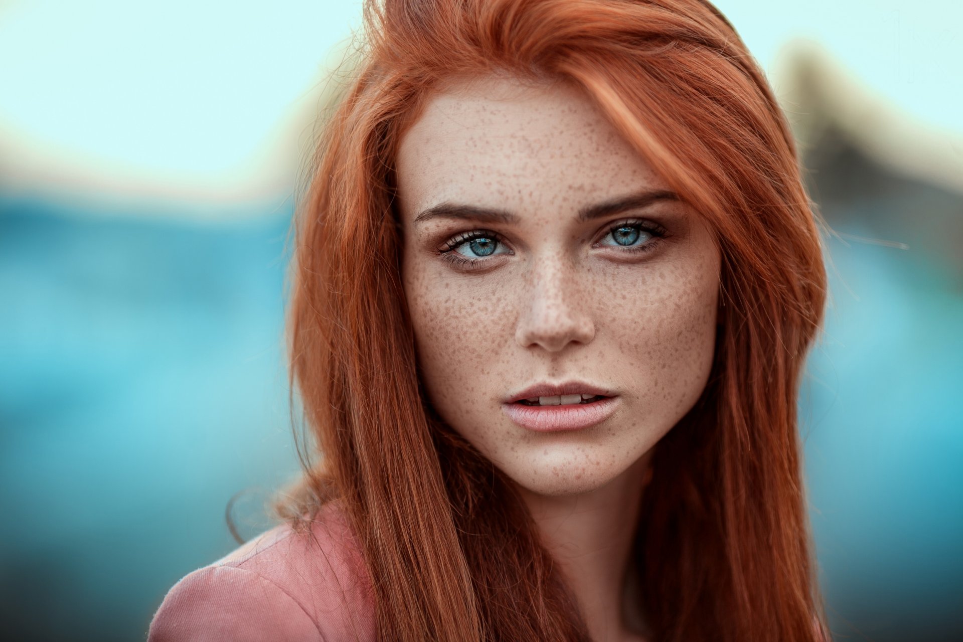 embrassé par le feu taches de rousseur portrait
