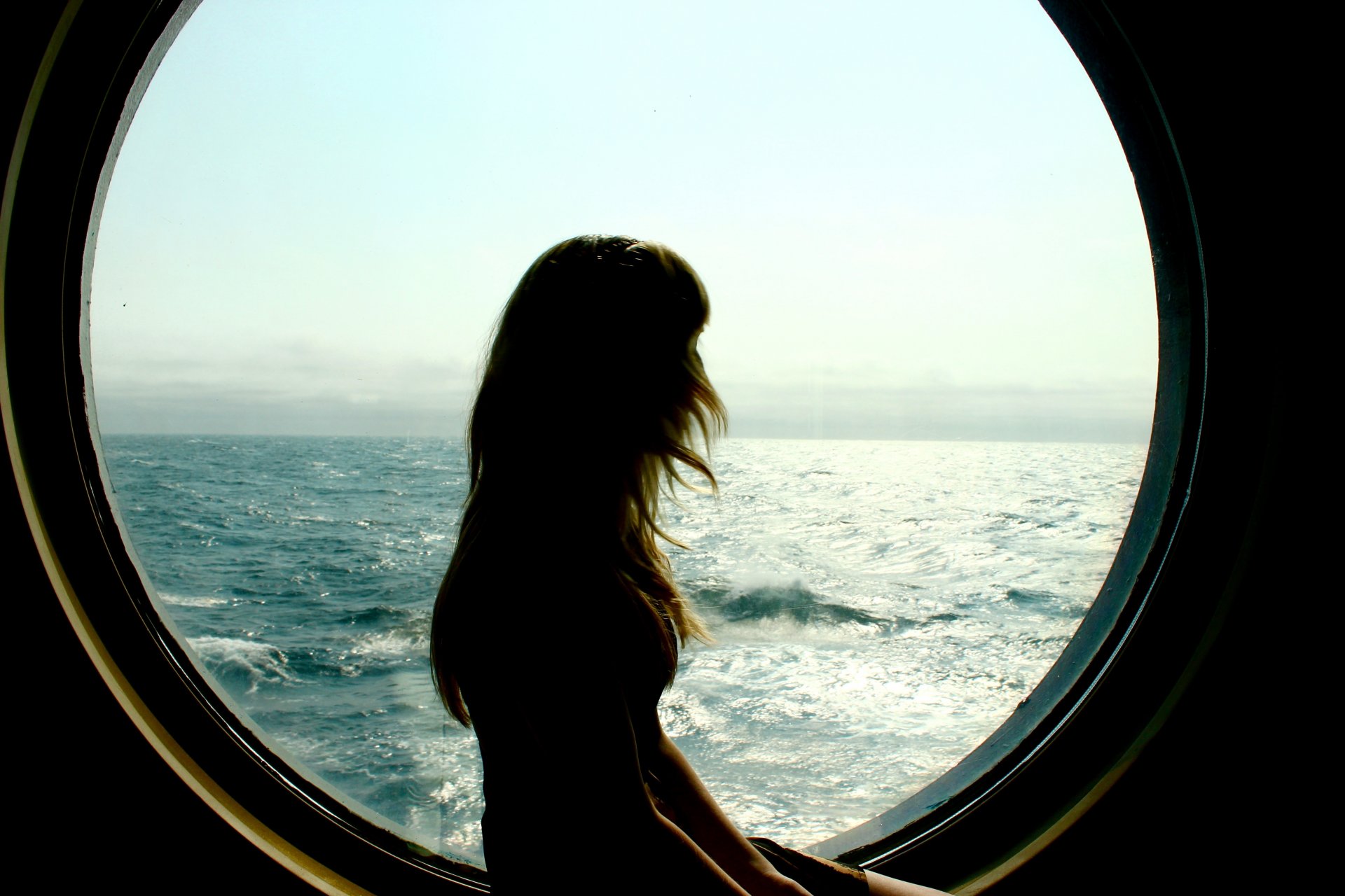 ragazza silhouette oblò mare onde orizzonte cielo
