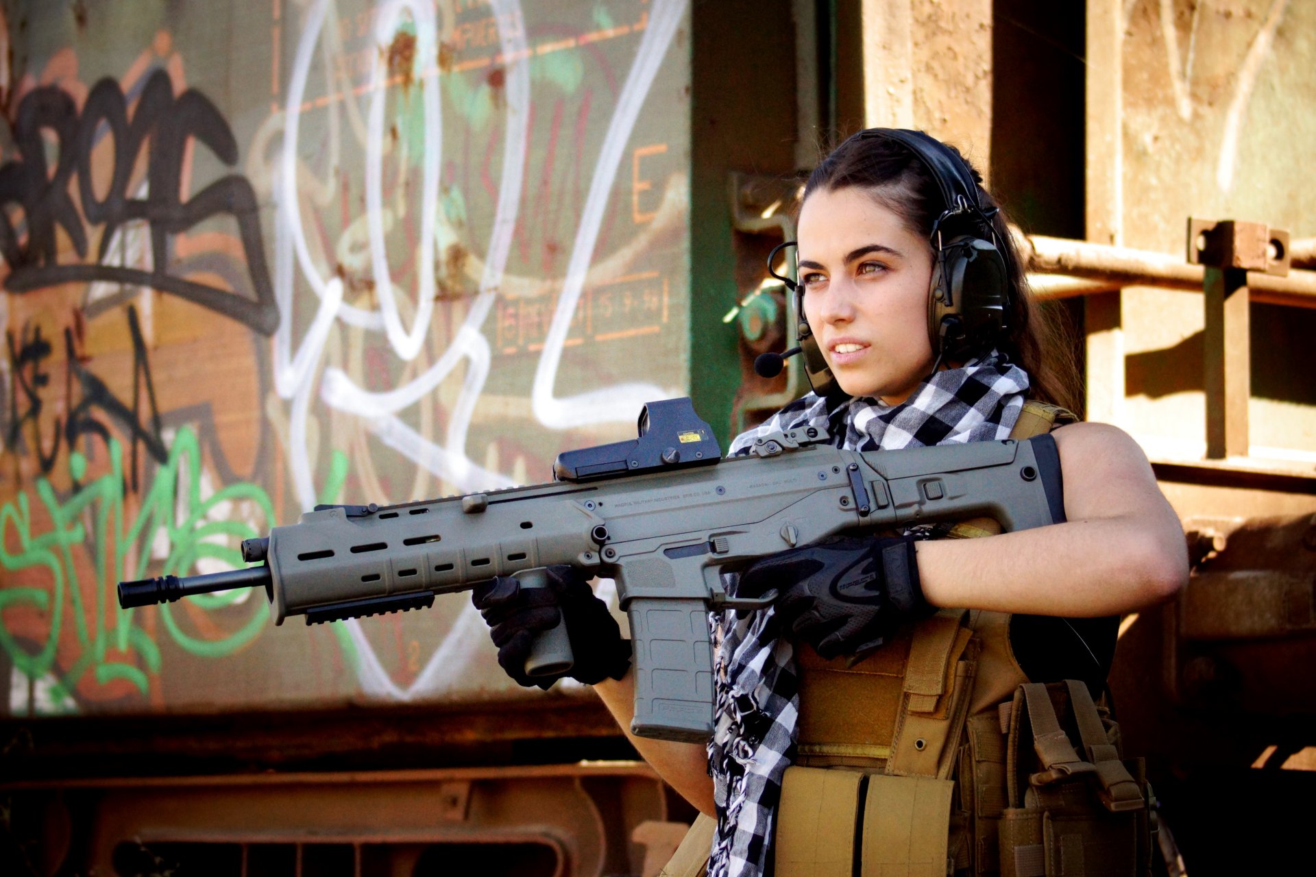 soldat mädchen uniform waffe ausrüstung hintergrund unschärfe