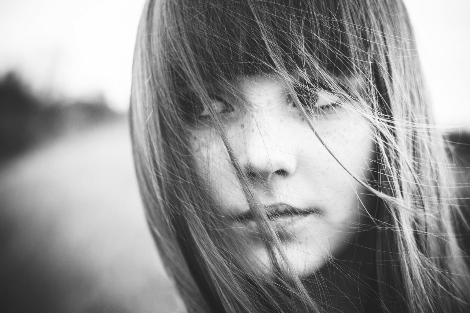 foto capelli lentiggini vista bw ritratto