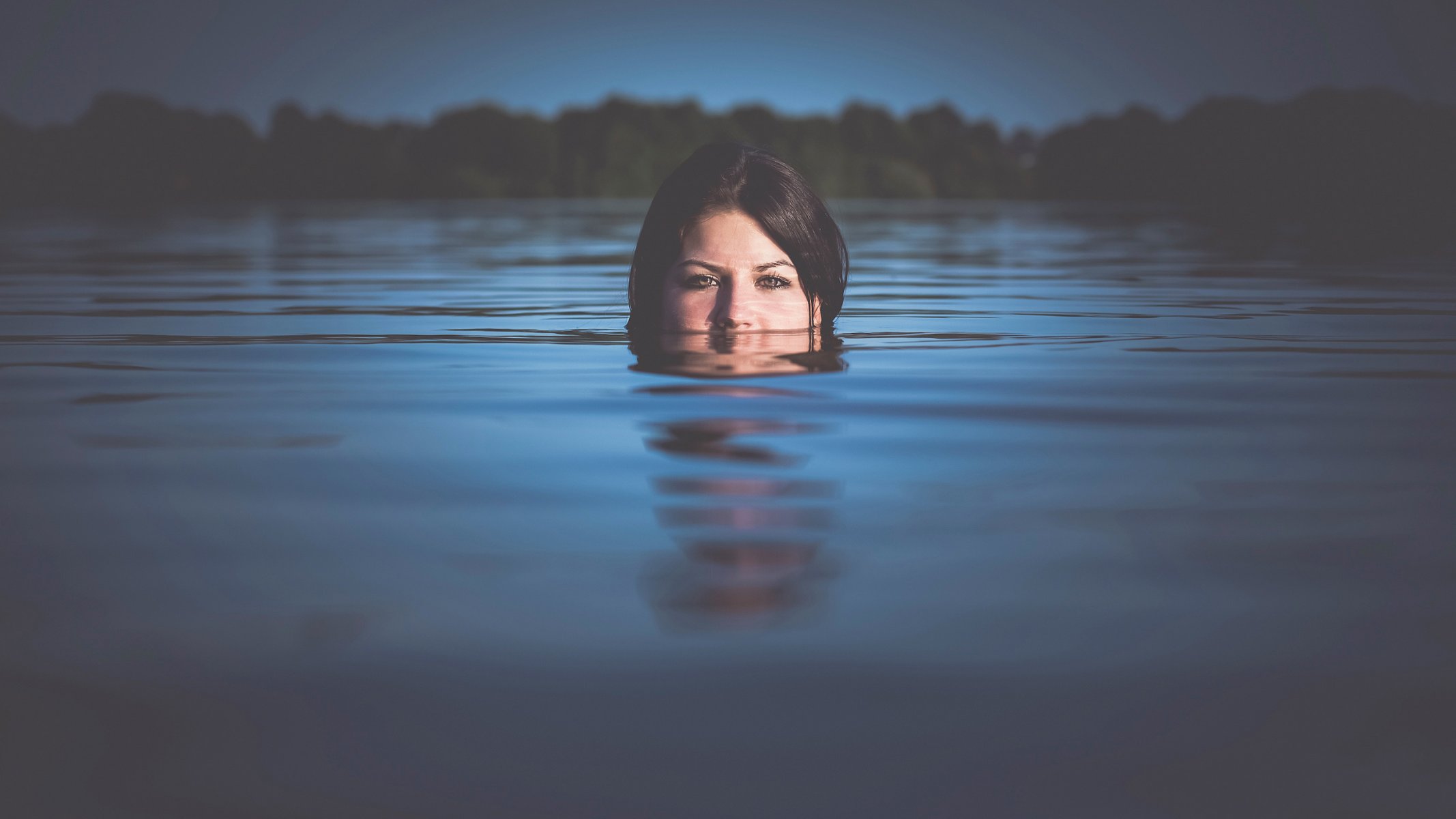 вода в воде девушка вплавь отражение