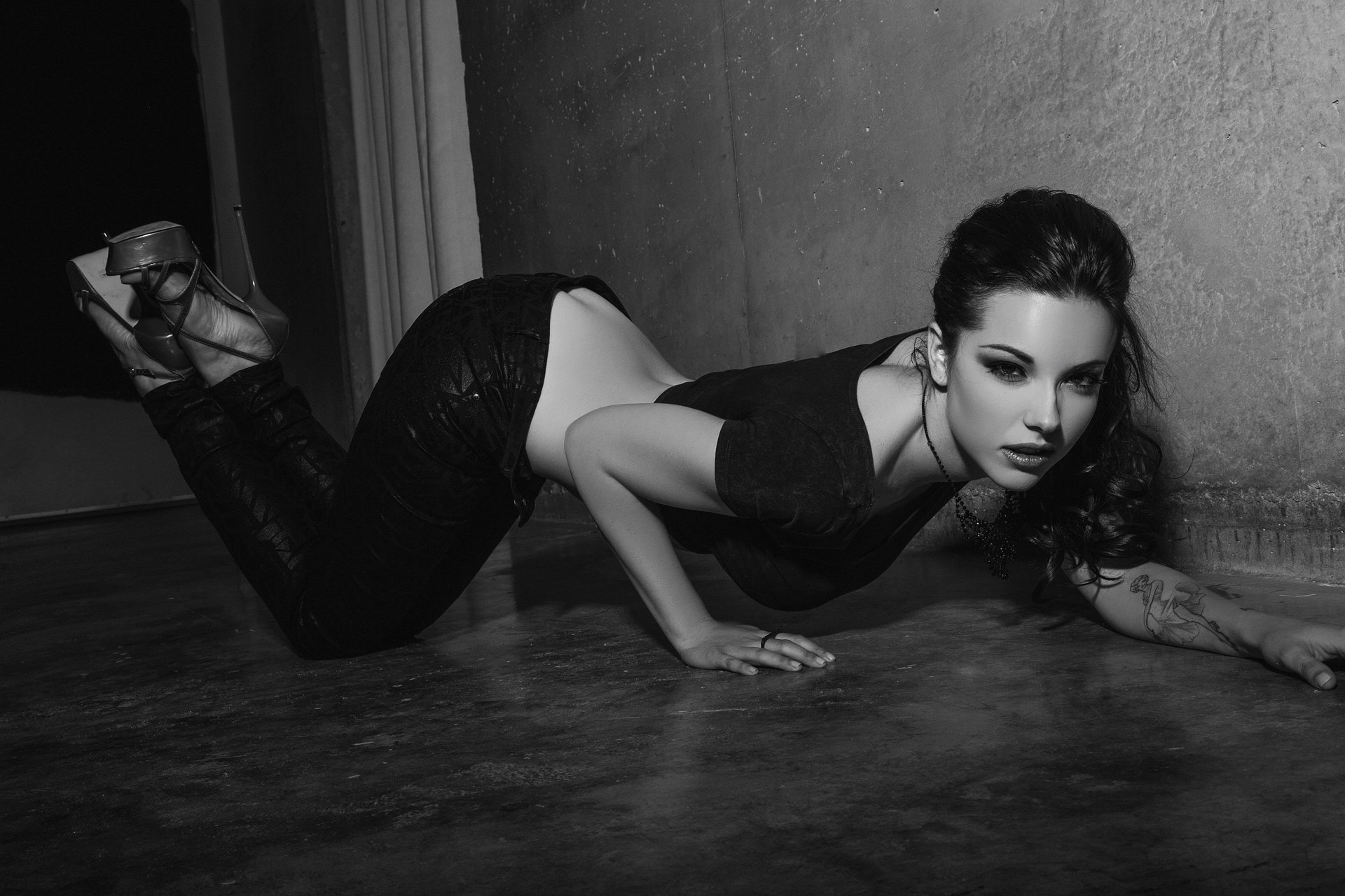 elizabeth marxs dziewczyna model spodnie top tatuaż klatka piersiowa nogi tyłek buty szpilki obcasy podłoga ściana