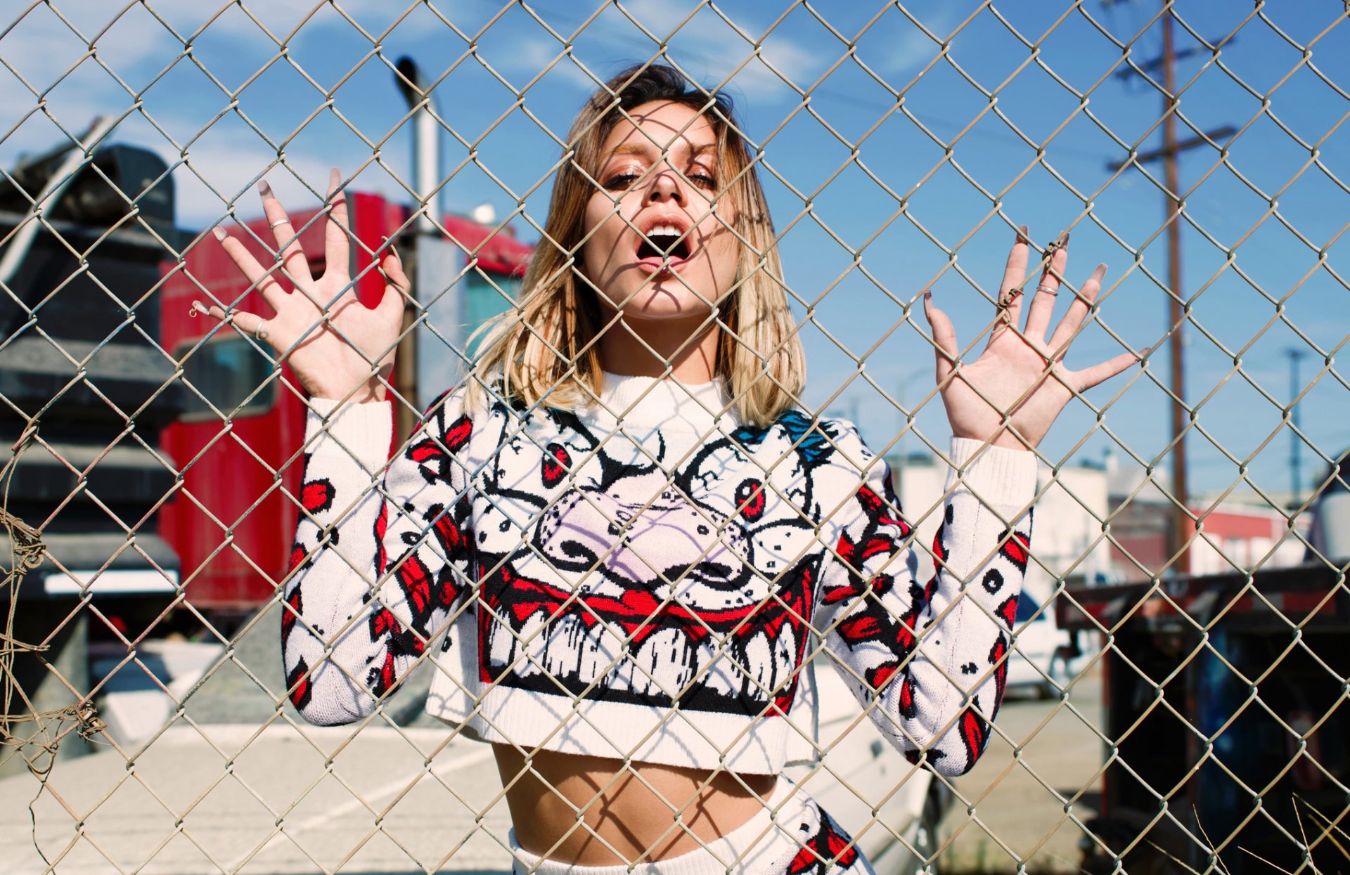 vanessa hudgens gitter schrei fotoshooting flaunt