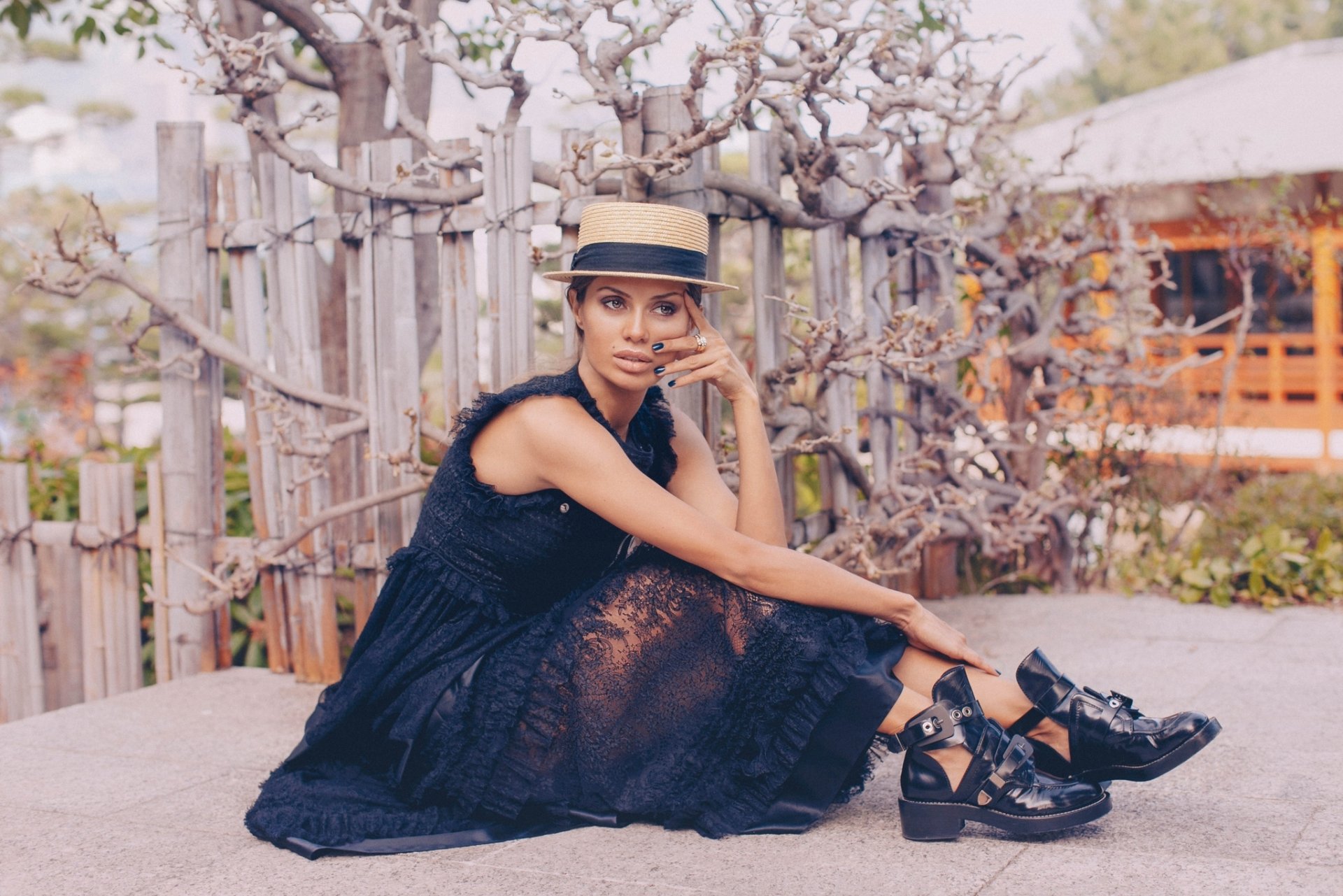 fille style robe bottes chapeau arbre