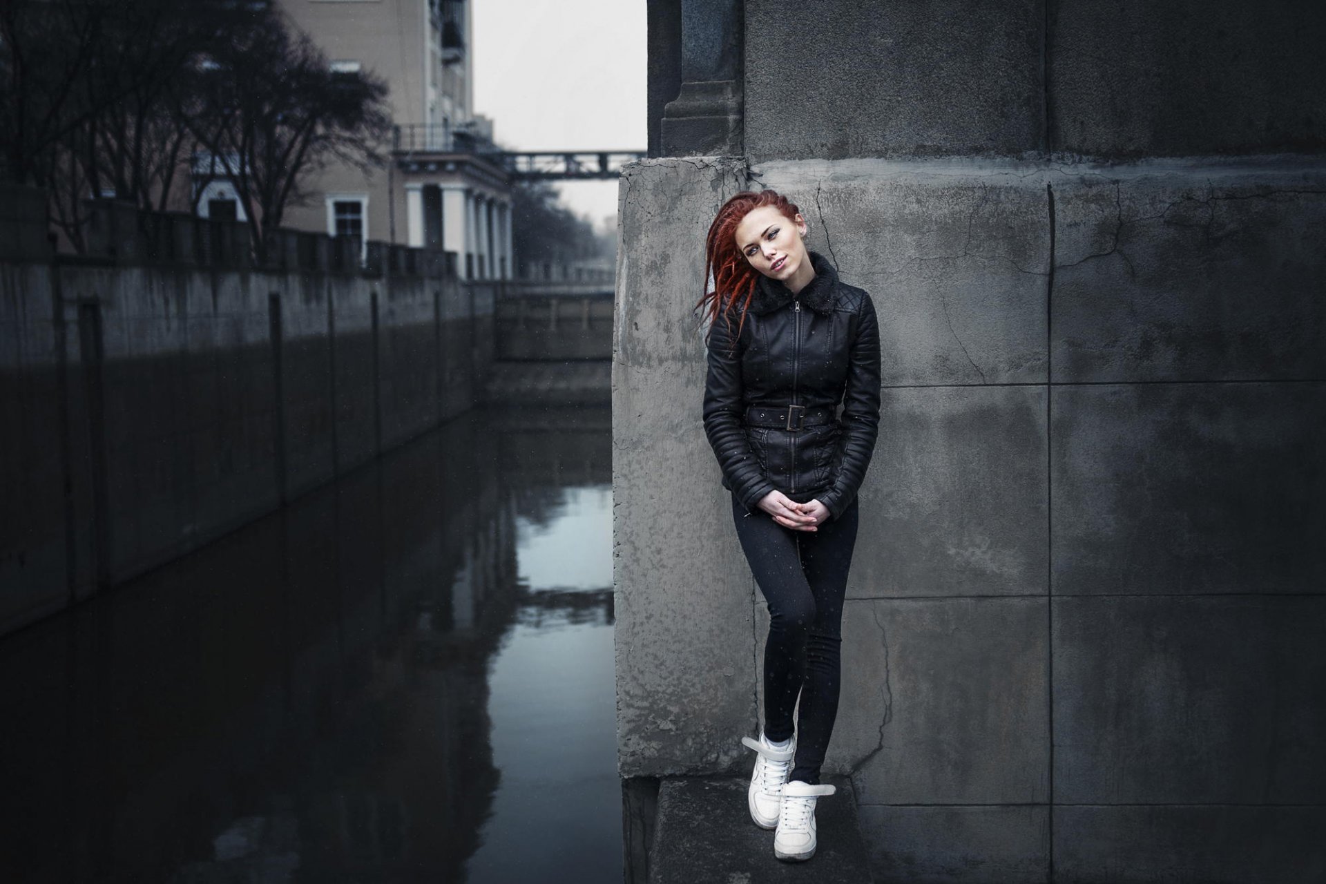 natasha ragazza rossa città giacca