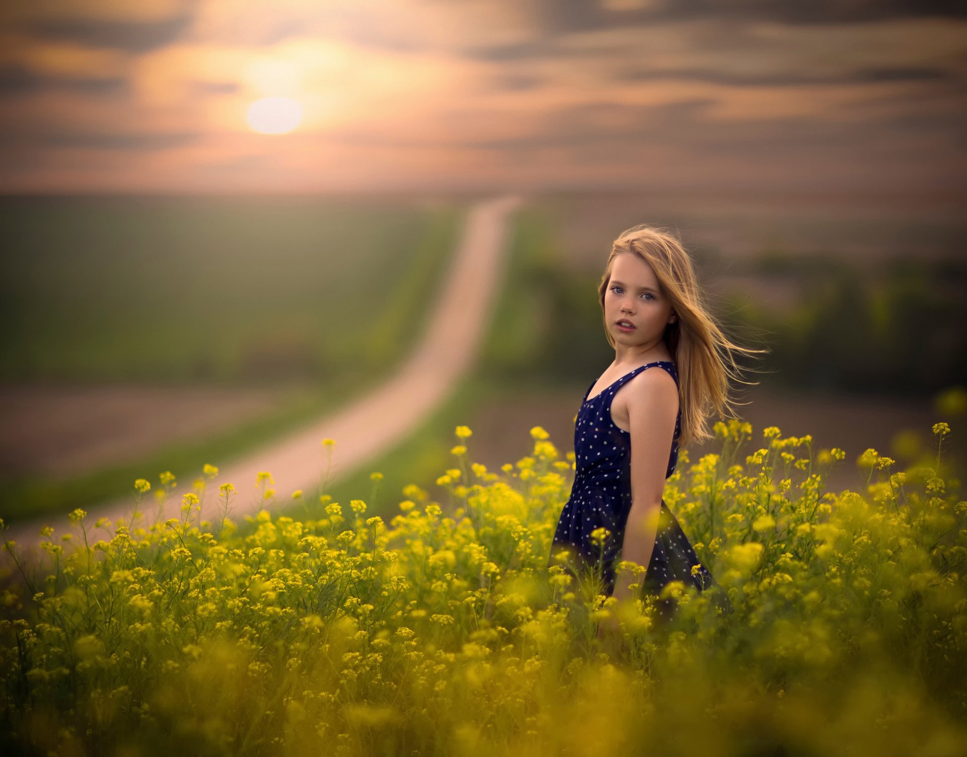 chica viento campo camino espacio bokeh