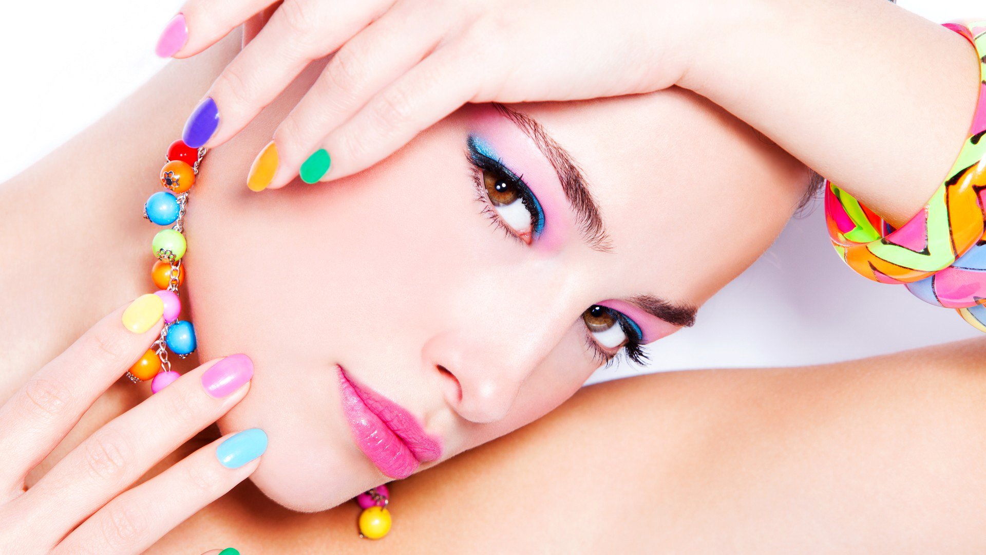 cara cuentas color manicura maquillaje