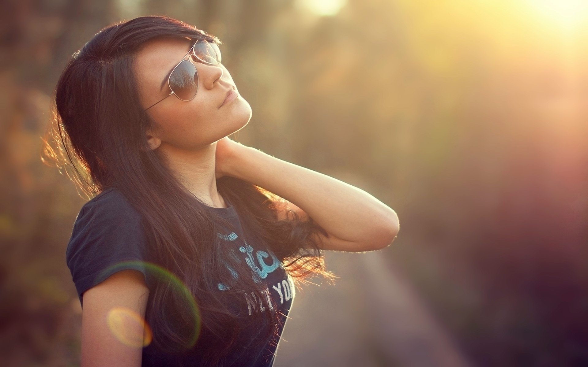 brunette cheveux pose lunettes débardeur soleil éblouissement