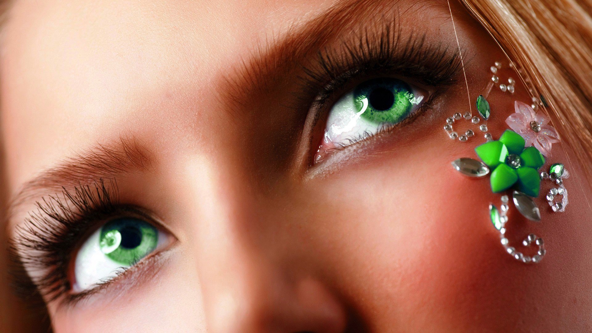 ragazza occhi verde decorazione viso sopracciglia bionda ciglia
