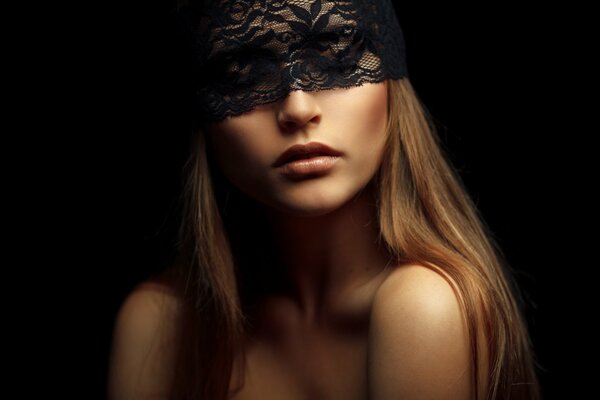 Ragazza in maschera di pizzo