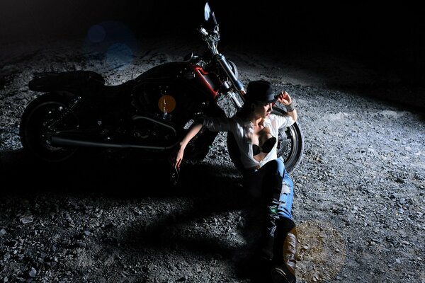 Ragazza con moto nel silenzio di notte