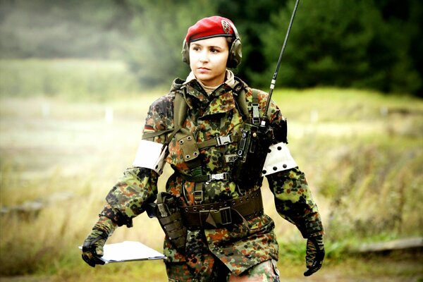 Fille militaire en uniforme complet