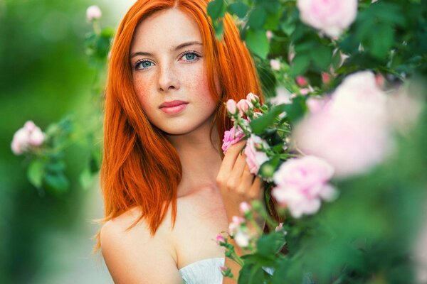 Retrato de una chica pelirroja con pecas en flores