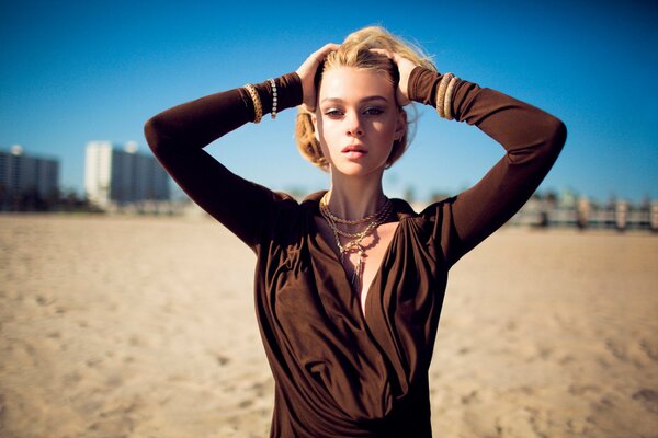 Fotoshooting Mädchen auf Sand Hintergrund