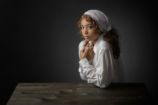 Fille de la Renaissance assise à la table