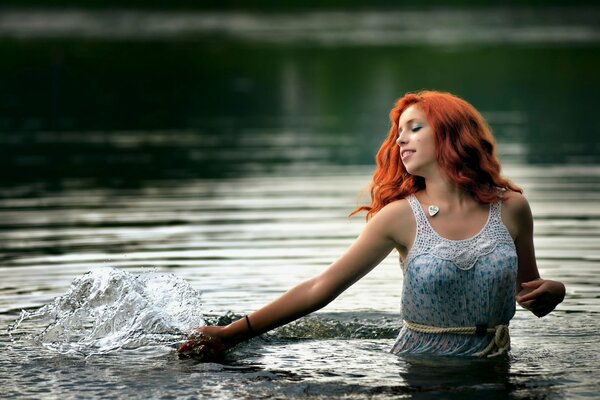 Redhead modello gioca in acqua