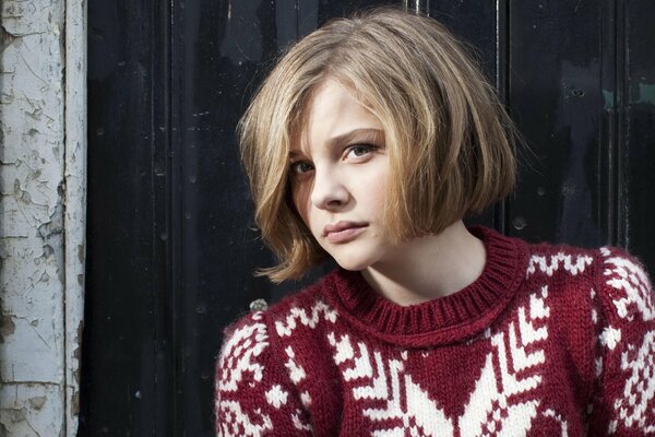 Portret Chloe Moretz zdjęcie w czerwonym swetrze
