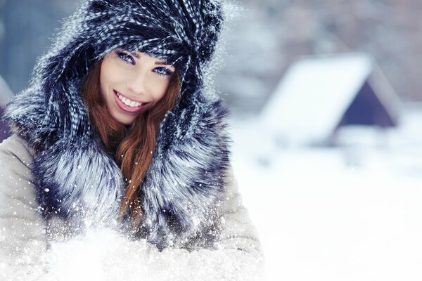 Chica con una hermosa sonrisa en la nieve