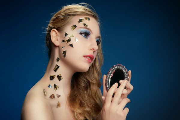 Mädchen mit Make-up auf blauem Hintergrund