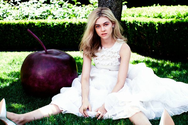 Photoshoot fille sur la pelouse et la grosse pomme