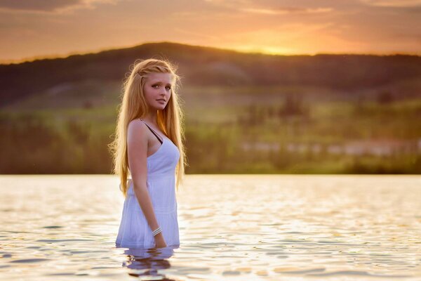 Bella ragazza sfondo in acqua