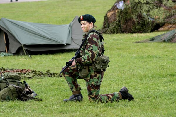 Chica soldado en uniforme
